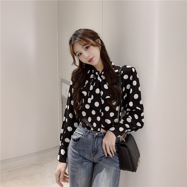 Moodne naiste särk, mille krael on pael, must-valge