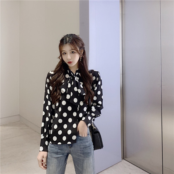 Moodne naiste särk, mille krael on pael, must-valge