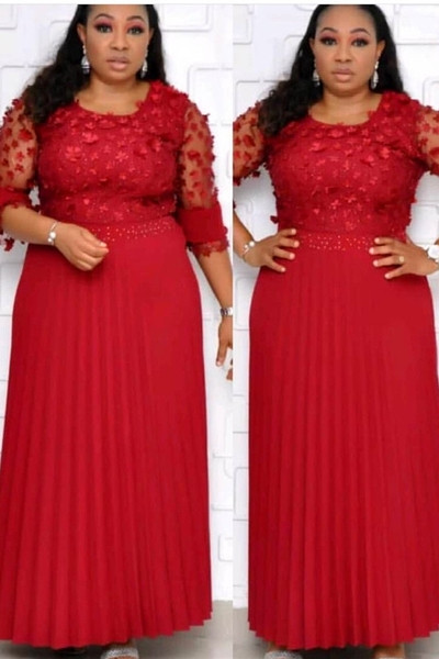 Елегантна дамска рокля с 3/4 тюлени ръкави и плисирана долна част