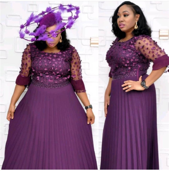 Елегантна дамска рокля с 3/4 тюлени ръкави и плисирана долна част