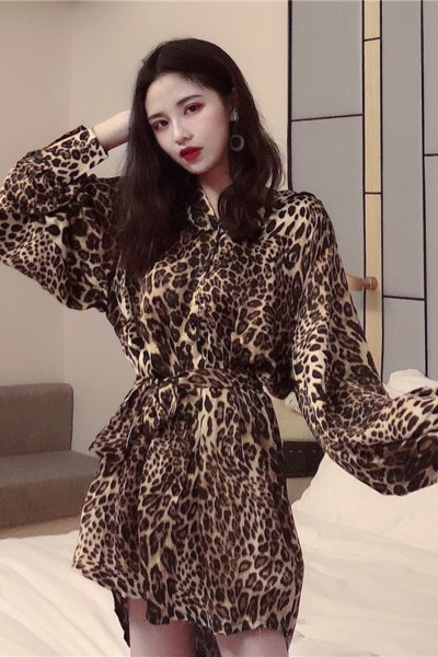 Modern női ruha állati hatású széles modell derékkötővel