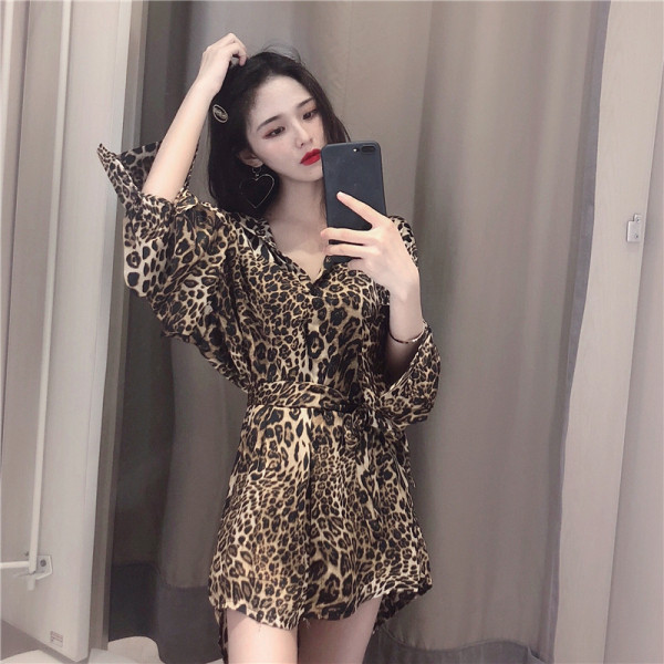 Modern női ruha állati hatású széles modell derékkötővel