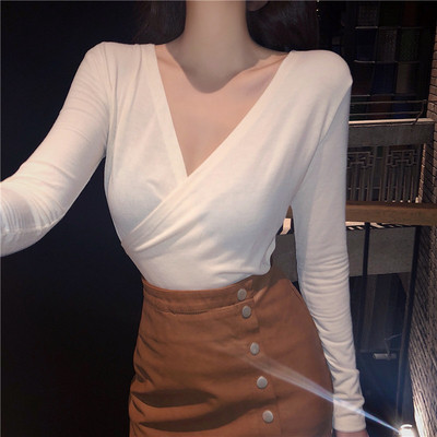 Elegantna ženska jesenska bluza s dubokim V izrezom