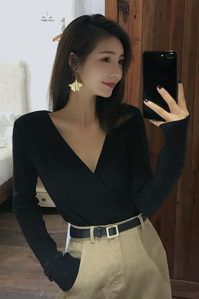 Elegantna ženska jesenska bluza s dubokim V izrezom