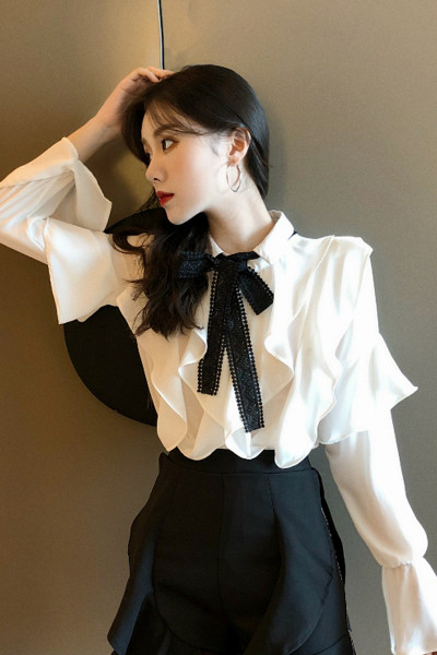 Ženska moderna košulja s lotos rukavima i trakom na kragni u bijeloj boji