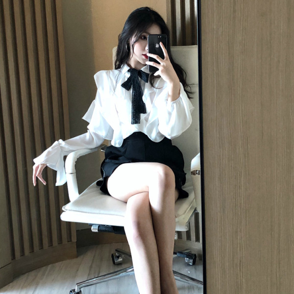 Ženska moderna košulja s lotos rukavima i trakom na kragni u bijeloj boji