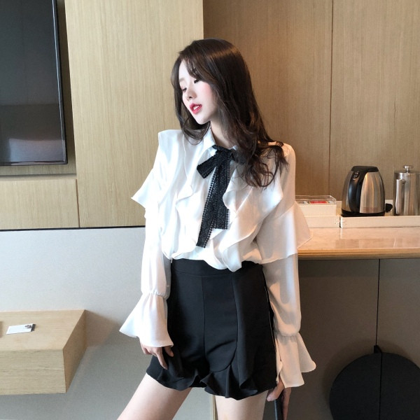 Ženska moderna košulja s lotos rukavima i trakom na kragni u bijeloj boji