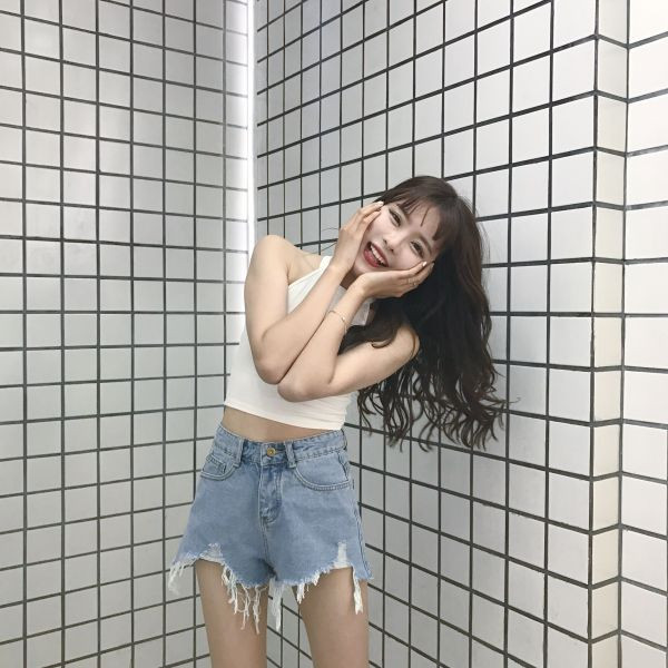 Ženske kratke hlače sa visokim strukom i poderanim motivima