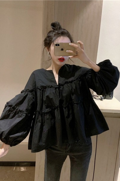 Praegune naiste pahkluuni ulatuv V-kaeluse ja puhvis varrukatega musta värvi pluusi mudel