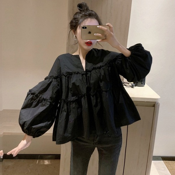 Praegune naiste pahkluuni ulatuv V-kaeluse ja puhvis varrukatega musta värvi pluusi mudel