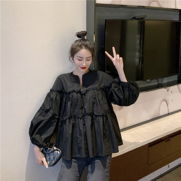 Praegune naiste pahkluuni ulatuv V-kaeluse ja puhvis varrukatega musta värvi pluusi mudel