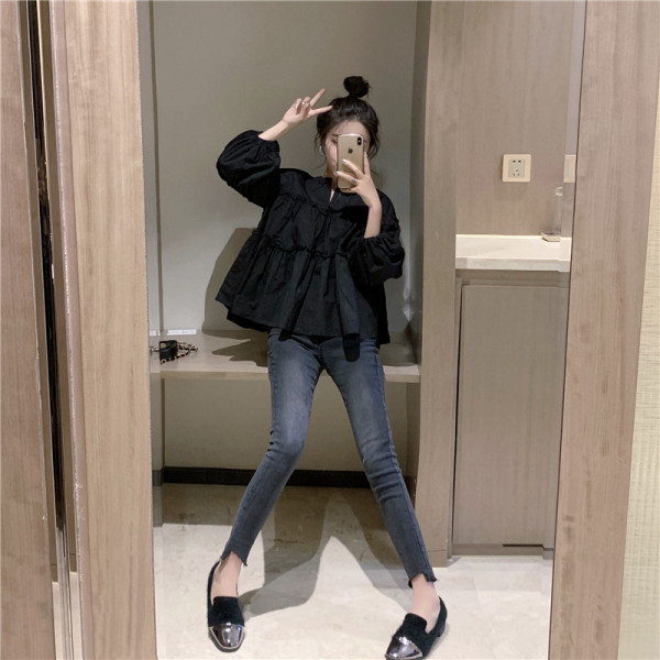 Praegune naiste pahkluuni ulatuv V-kaeluse ja puhvis varrukatega musta värvi pluusi mudel