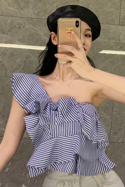 Modern női csíkos felső egy ujjal - rövid modell