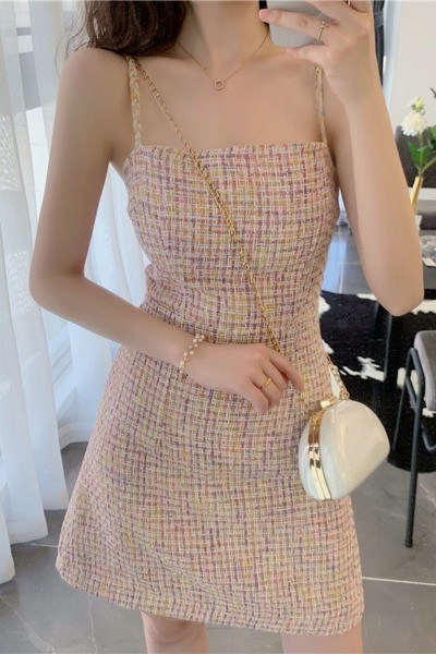 Moodne naiste kleit õhukeste kootud rihmadega, roosa