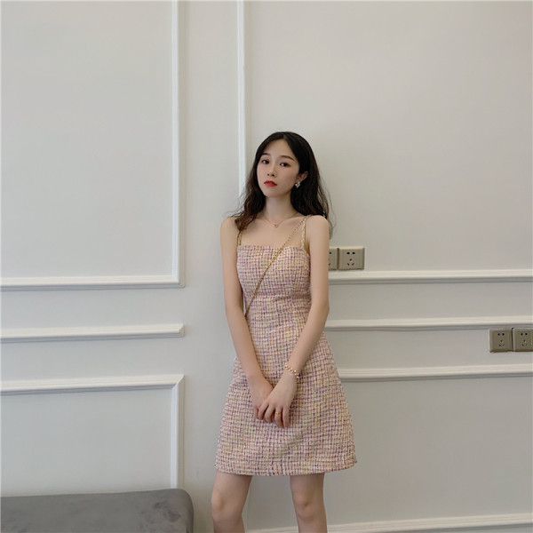 Moodne naiste kleit õhukeste kootud rihmadega, roosa