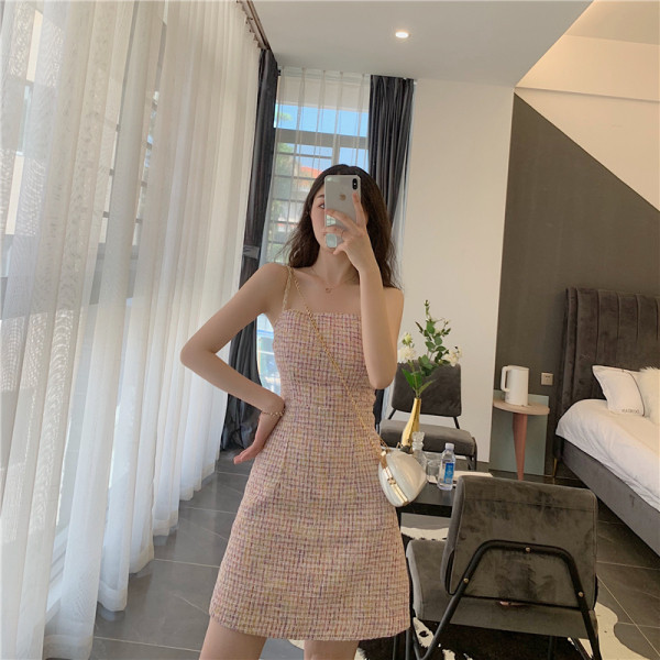 Moodne naiste kleit õhukeste kootud rihmadega, roosa