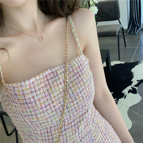 Moodne naiste kleit õhukeste kootud rihmadega, roosa