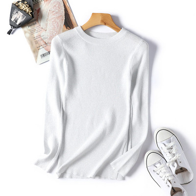 Vékony kötésből készült női blúz fényes részecskékkel, kerek nyakkivágással