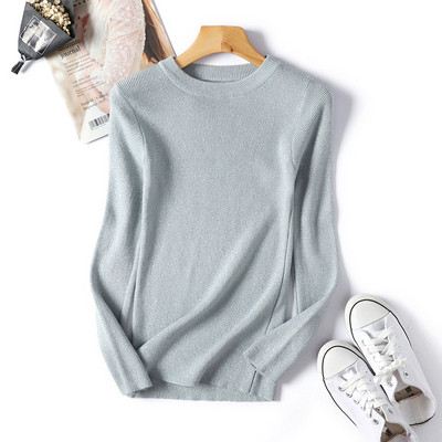 Vékony kötésből készült női blúz fényes részecskékkel, kerek nyakkivágással