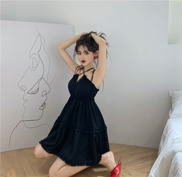 Stiilne allakäinud varrukatega naiste kleit - must lõikega mudel