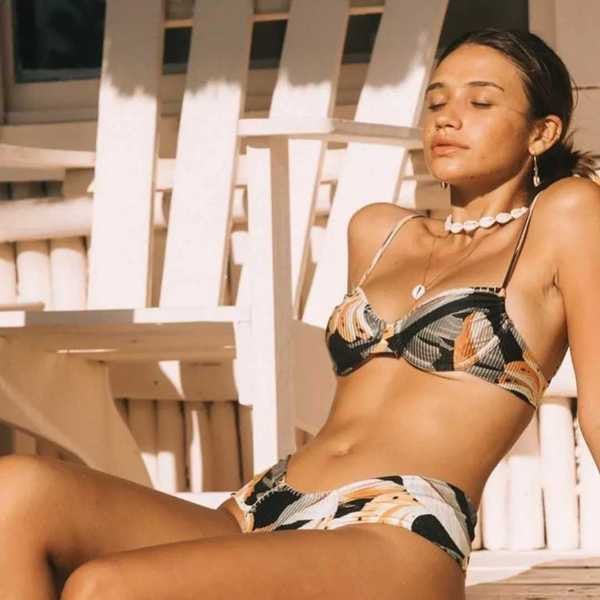 Moodne kaheosaline õhukeste rihmade ja värvilise mustriga ujumistrikoo