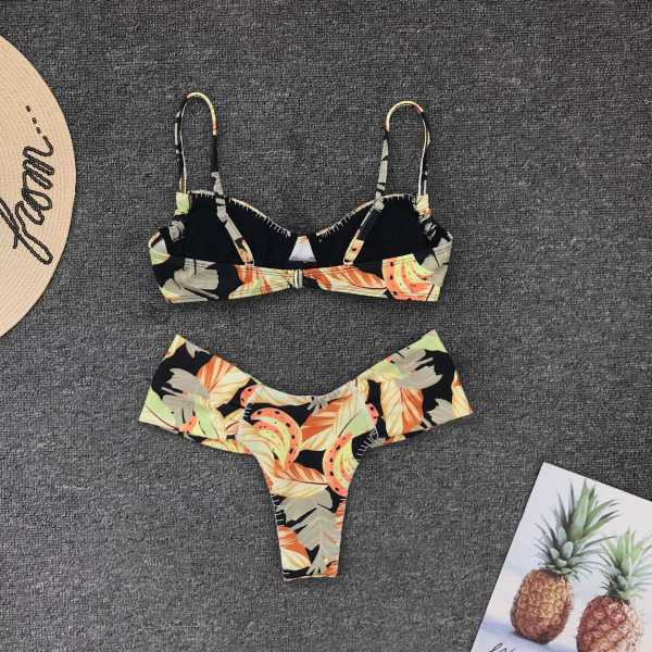 Moodne kaheosaline õhukeste rihmade ja värvilise mustriga ujumistrikoo