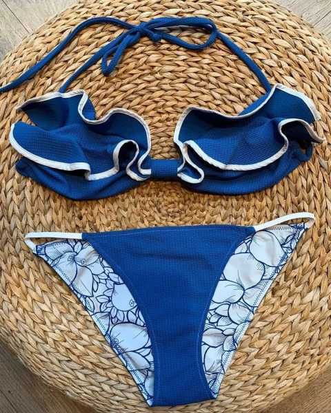 Kék kétrészes fürdőruha, tetején fodrokkal