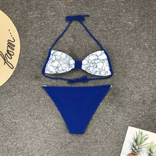 Kék kétrészes fürdőruha, tetején fodrokkal