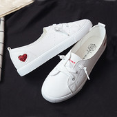 Moteriški balti odiniai sportbačiai su raišteliais ir širdelės aplikacijomis