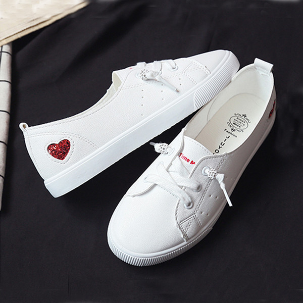 Moteriški balti odiniai sportbačiai su raišteliais ir širdelės aplikacijomis