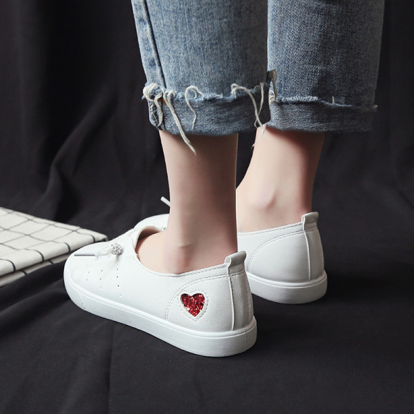 Moteriški balti odiniai sportbačiai su raišteliais ir širdelės aplikacijomis