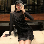 Дамска рокля с дантелени ръкави и лъскав ефект в черен цвят