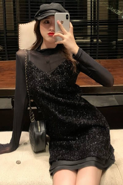 Дамска рокля с дантелени ръкави и лъскав ефект в черен цвят 