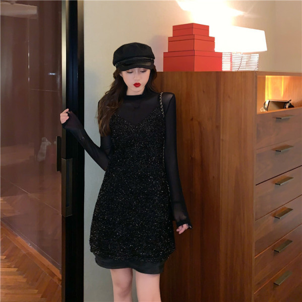 Дамска рокля с дантелени ръкави и лъскав ефект в черен цвят 