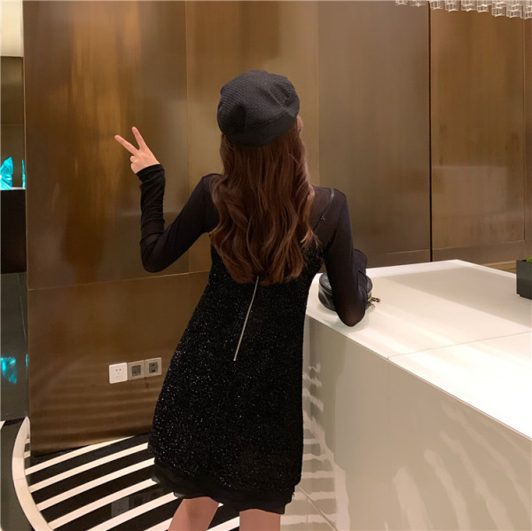 Дамска рокля с дантелени ръкави и лъскав ефект в черен цвят 