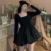 Model modernog ženskog kroja haljine s četvrtastim izrezom u crnoj boji