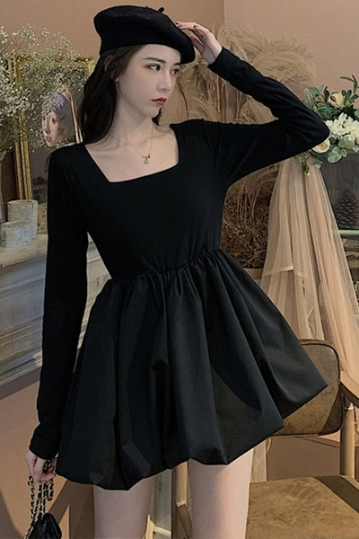 Model modernog ženskog kroja haljine s četvrtastim izrezom u crnoj boji