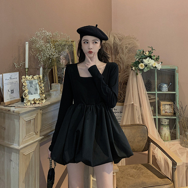 Model modernog ženskog kroja haljine s četvrtastim izrezom u crnoj boji