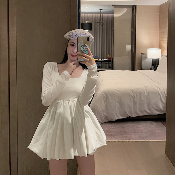 Model modernog ženskog kroja haljine s četvrtastim izrezom u crnoj boji