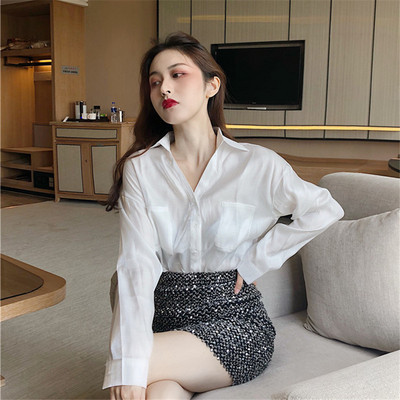 Stílusos női ing zsebekkel és klasszikus gallérral