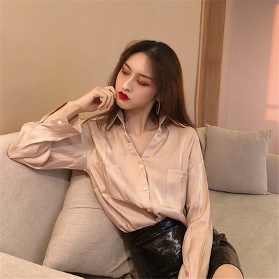 Stílusos női ing zsebekkel és klasszikus gallérral