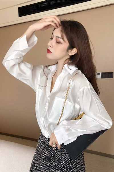 Stílusos női ing zsebekkel és klasszikus gallérral