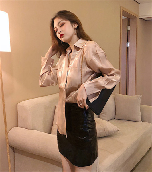 Stílusos női ing zsebekkel és klasszikus gallérral