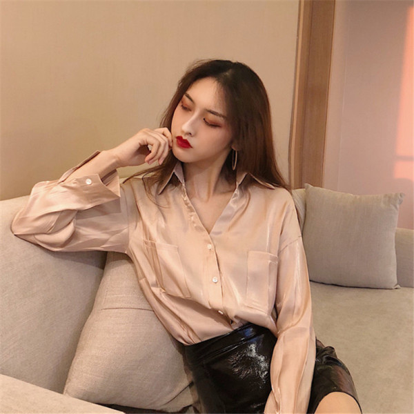 Stílusos női ing zsebekkel és klasszikus gallérral