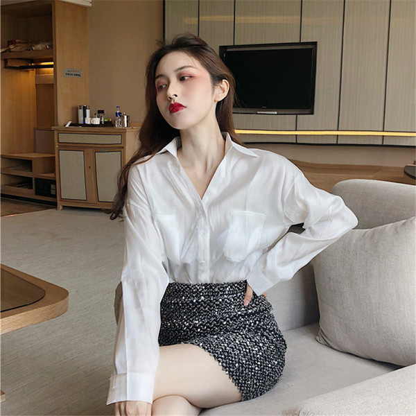 Stílusos női ing zsebekkel és klasszikus gallérral