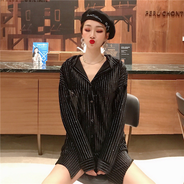 Ženska prugasta košulja dugi model sa klasičnim ovratnikom u crnoj boji