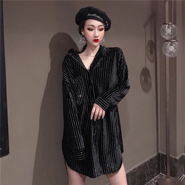 Ženska prugasta košulja dugi model sa klasičnim ovratnikom u crnoj boji