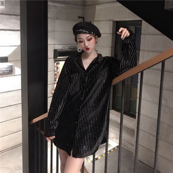 Ženska prugasta košulja dugi model sa klasičnim ovratnikom u crnoj boji