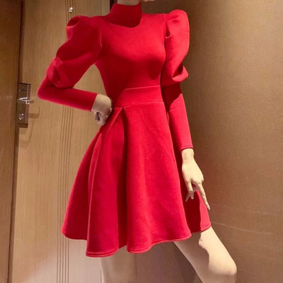 Modern női ruha modell és pólógallér