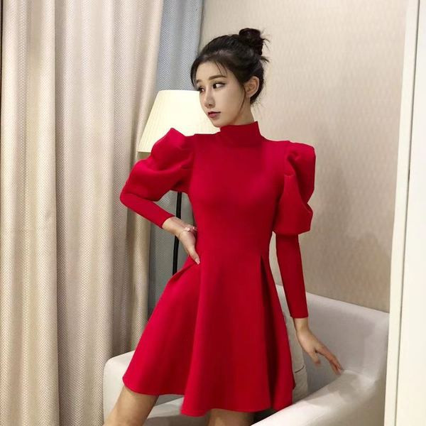 Modern női ruha modell és pólógallér